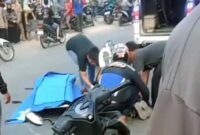 Anggota Unit Lakalantas Polresta Jambi dan Warga Melakukan Evakuasi Korban Menggunakan Kantung Jenazah. FOTO : Tangkapan Layar