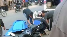 Anggota Unit Lakalantas Polresta Jambi dan Warga Melakukan Evakuasi Korban Menggunakan Kantung Jenazah. FOTO : Tangkapan Layar