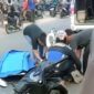 Anggota Unit Lakalantas Polresta Jambi dan Warga Melakukan Evakuasi Korban Menggunakan Kantung Jenazah. FOTO : Tangkapan Layar