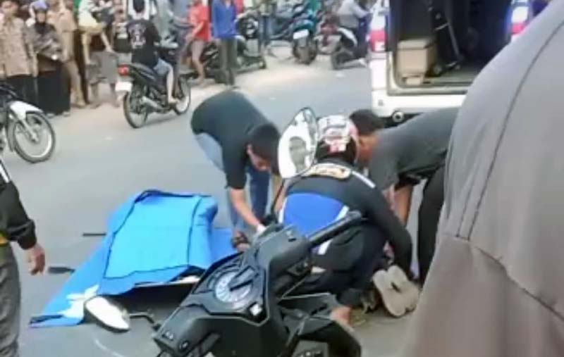 Anggota Unit Lakalantas Polresta Jambi dan Warga Melakukan Evakuasi Korban Menggunakan Kantung Jenazah. FOTO : Tangkapan Layar