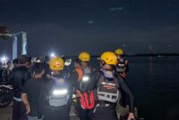 PROSES EVAKUASI: Tim SAR Gabungan saat bersiap melakukan penyisiran di dermaga Kuala Tungkal pasca-insiden kecelakaan speed boat bermuatan 24 penumpang yang menabrak togok di perairan Boyar Hijau, Sabtu (2/5/2026) malam. (FOTO : Dok. Istimewa/LT)