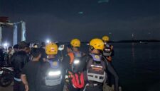 PROSES EVAKUASI: Tim SAR Gabungan saat bersiap melakukan penyisiran di dermaga Kuala Tungkal pasca-insiden kecelakaan speed boat bermuatan 24 penumpang yang menabrak togok di perairan Boyar Hijau, Sabtu (2/5/2026) malam. (FOTO : Dok. Istimewa/LT)