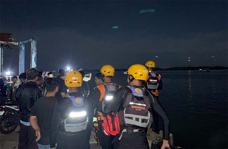 PROSES EVAKUASI: Tim SAR Gabungan saat bersiap melakukan penyisiran di dermaga Kuala Tungkal pasca-insiden kecelakaan speed boat bermuatan 24 penumpang yang menabrak togok di perairan Boyar Hijau, Sabtu (2/5/2026) malam. (FOTO : Dok. Istimewa/LT)