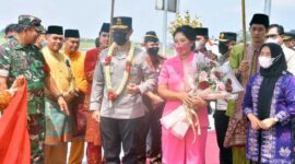 Penyabutan Kapolda Jambi Irjen Rusdi Hartono saat Tiba di Bandara. FOTO : Ist