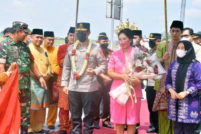 Penyabutan Kapolda Jambi Irjen Rusdi Hartono saat Tiba di Bandara. FOTO : Ist