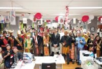 Jajaran manajemen dan pekerja (Perwira) PT Pertamina Trans Kontinental (PTK) berfoto bersama dengan mengenakan pakaian adat nusantara saat merayakan HUT ke-81 Republik Indonesia di Kantor Pusat PTK, Jakarta, Sabtu (15/8/2026). (FOTO : Dok. Pertamina)