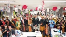 Jajaran manajemen dan pekerja (Perwira) PT Pertamina Trans Kontinental (PTK) berfoto bersama dengan mengenakan pakaian adat nusantara saat merayakan HUT ke-81 Republik Indonesia di Kantor Pusat PTK, Jakarta, Sabtu (15/8/2026). (FOTO : Dok. Pertamina)