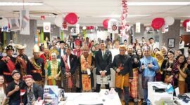 Jajaran manajemen dan pekerja (Perwira) PT Pertamina Trans Kontinental (PTK) berfoto bersama dengan mengenakan pakaian adat nusantara saat merayakan HUT ke-81 Republik Indonesia di Kantor Pusat PTK, Jakarta, Sabtu (15/8/2026). (FOTO : Dok. Pertamina)