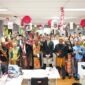 Jajaran manajemen dan pekerja (Perwira) PT Pertamina Trans Kontinental (PTK) berfoto bersama dengan mengenakan pakaian adat nusantara saat merayakan HUT ke-81 Republik Indonesia di Kantor Pusat PTK, Jakarta, Sabtu (15/8/2026). (FOTO : Dok. Pertamina)