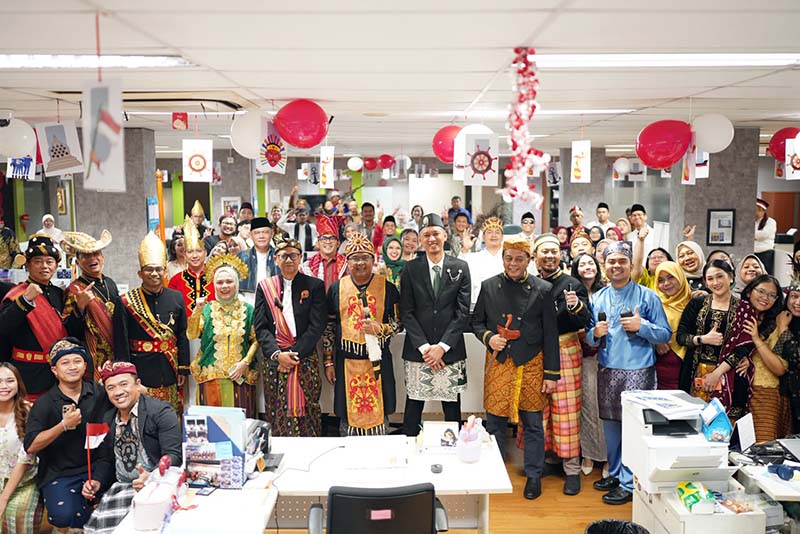 Jajaran manajemen dan pekerja (Perwira) PT Pertamina Trans Kontinental (PTK) berfoto bersama dengan mengenakan pakaian adat nusantara saat merayakan HUT ke-81 Republik Indonesia di Kantor Pusat PTK, Jakarta, Sabtu (15/8/2026). (FOTO : Dok. Pertamina)