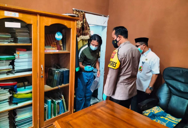 FOTO : Kapolres Bungo AKBP Guntur Saputro Saat Melakukan Pengecekan di Kantor Kemenag Bungo terkait pencurian seribuan buku nikah.