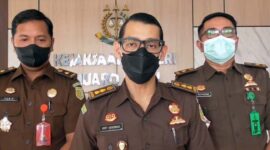 Plh Kejaksaan Negeri Muaro Jambi, Andi Sasongko Saat Pres Rilis Penetapan Tersangka A (Mantan Kepala Desa Pematang Raman) Kecamatan Kumpeh Ilir di depan ruang riksa Kantor Kejaksaan Negeri Muaro Jambi, Selasa (29/03/22). FOTO : Noval