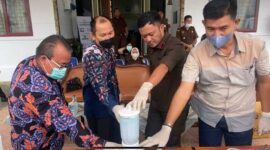 Dok Pemusnahan Barang Bukti dari Kasus Inkrah di Halaman Kantor Kejari Tanjung Jabung Barat, (4/8/22). FOTO : Eko