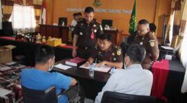 Kejari Tanjab Timur Terima Limpahan Berkas Tersangka Kasus Penyelundupan Mikol di Sadu. FOTO : Humas