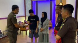 Kajari Tanjab Barat Marcelo Bellah, SH, MH menyerahkan Surat Ketetapan Penyelesaian Perkara (SKP2) ke Yoga Pratama di Ruang PTSP Kantor Kejari, Selasa (17/10/23). FOTO : Dok/Kejar