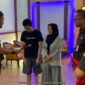 Kajari Tanjab Barat Marcelo Bellah, SH, MH menyerahkan Surat Ketetapan Penyelesaian Perkara (SKP2) ke Yoga Pratama di Ruang PTSP Kantor Kejari, Selasa (17/10/23). FOTO : Dok/Kejar