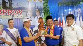 Bupati H. Anwar Sadat menyerahkan Piala bergilir Kejurprov Catur Jambi kepada Ketua Pengcab Percasi H Muh Sjafril Simamora didampingi Ketua Pengprov Percasi Jambi Anwar Harminto. FOTO : Bas/LT