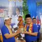 Bupati H. Anwar Sadat menyerahkan Piala bergilir Kejurprov Catur Jambi kepada Ketua Pengcab Percasi H Muh Sjafril Simamora didampingi Ketua Pengprov Percasi Jambi Anwar Harminto. FOTO : Bas/LT