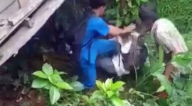 Siswa Dikeroyok Hingga Dibuat Tidak Berdaya. FOTO : Tangkapan Layar