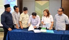 Kepala Dinas Perkebunan dan Peternakan, Ridwan Saat Penandatanganan kerja sama dukungan sarana dan prasarana perkebunan kelapa tahun 2026 di Bogor, Rabu (30/9/2026). (FOTO : Dok. Disbunak TJB)