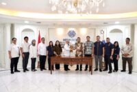 Sekjen Kemnaker Cris Kuntadi (kiri) berjabat tangan dengan Sekum BPD HIPMI Jaya Rangga Derana Niode (kanan) usai penandatanganan Kesepahaman Bersama di Kantor Kemnaker, Jakarta, Rabu (8/7/2026). (FOTO : Dok. Biro Humas Kemnaker)