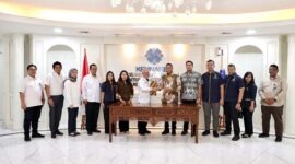 Sekjen Kemnaker Cris Kuntadi (kiri) berjabat tangan dengan Sekum BPD HIPMI Jaya Rangga Derana Niode (kanan) usai penandatanganan Kesepahaman Bersama di Kantor Kemnaker, Jakarta, Rabu (8/7/2026). (FOTO : Dok. Biro Humas Kemnaker)