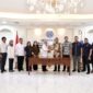 Sekjen Kemnaker Cris Kuntadi (kiri) berjabat tangan dengan Sekum BPD HIPMI Jaya Rangga Derana Niode (kanan) usai penandatanganan Kesepahaman Bersama di Kantor Kemnaker, Jakarta, Rabu (8/7/2026). (FOTO : Dok. Biro Humas Kemnaker)