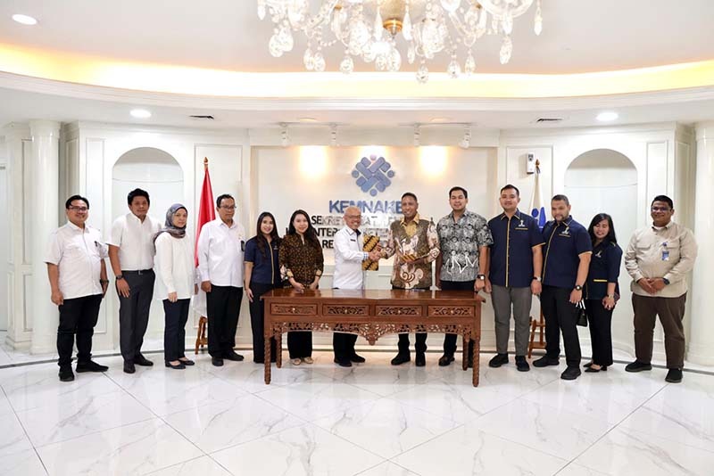 Sekjen Kemnaker Cris Kuntadi (kiri) berjabat tangan dengan Sekum BPD HIPMI Jaya Rangga Derana Niode (kanan) usai penandatanganan Kesepahaman Bersama di Kantor Kemnaker, Jakarta, Rabu (8/7/2026). (FOTO : Dok. Biro Humas Kemnaker)