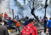Kondisi Pasca-Kebakaran: Petugas pemadam kebakaran dari Dinas Damkar dan Penyelamatan bersama personel PMI melakukan pendinginan di lokasi kebakaran Pasar Sungai Saren, Kelurahan Bram Itam Kiri, Selasa (22/9/2026). (FOTO : Damkar)