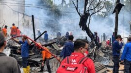 Kondisi Pasca-Kebakaran: Petugas pemadam kebakaran dari Dinas Damkar dan Penyelamatan bersama personel PMI melakukan pendinginan di lokasi kebakaran Pasar Sungai Saren, Kelurahan Bram Itam Kiri, Selasa (22/9/2026). (FOTO : Damkar)