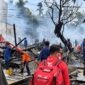 Kondisi Pasca-Kebakaran: Petugas pemadam kebakaran dari Dinas Damkar dan Penyelamatan bersama personel PMI melakukan pendinginan di lokasi kebakaran Pasar Sungai Saren, Kelurahan Bram Itam Kiri, Selasa (22/9/2026). (FOTO : Damkar)