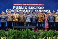 Menteri Ketenagakerjaan Yassierli (tengah, kemeja batik biru tua) berfoto bersama Wakil Ketua BPK Budi Prijono, pengurus Ikatan Akuntan Indonesia (IAI), dan para tokoh sektor publik dalam acara Public Sector Governance Summit (PSGS) di Jakarta. (Foto: Dok. Humas Kemnaker)