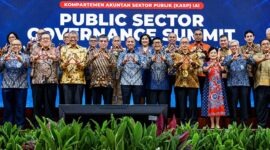 Menteri Ketenagakerjaan Yassierli (tengah, kemeja batik biru tua) berfoto bersama Wakil Ketua BPK Budi Prijono, pengurus Ikatan Akuntan Indonesia (IAI), dan para tokoh sektor publik dalam acara Public Sector Governance Summit (PSGS) di Jakarta. (Foto: Dok. Humas Kemnaker)