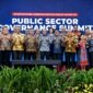 Menteri Ketenagakerjaan Yassierli (tengah, kemeja batik biru tua) berfoto bersama Wakil Ketua BPK Budi Prijono, pengurus Ikatan Akuntan Indonesia (IAI), dan para tokoh sektor publik dalam acara Public Sector Governance Summit (PSGS) di Jakarta. (Foto: Dok. Humas Kemnaker)