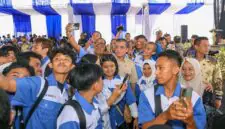 Menaker Yassierli bersama dengan para peserta seusai membuka program Tailor Made Training (TMT) Anggaran Biaya Tambahan (ABT) Batch 2 Tahun 2026 di Gedung Negara Pendopo Sukabumi, Jawa Barat, Minggu (11/10/2026). (FOTO : Dok. Humas Kemnaker)