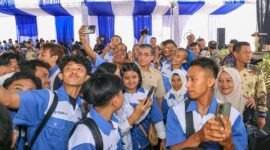Menaker Yassierli bersama dengan para peserta seusai membuka program Tailor Made Training (TMT) Anggaran Biaya Tambahan (ABT) Batch 2 Tahun 2026 di Gedung Negara Pendopo Sukabumi, Jawa Barat, Minggu (11/10/2026). (FOTO : Dok. Humas Kemnaker)