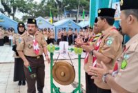 Pukul Gong, Ketua Majelis Pembina Saka Bhakti Husada Tanjung Jabung Barat H Zaharudin, S. KM membuka secara langsung Perticab SBH 2022, Jum'at (11/11/22) FOTO : Ist