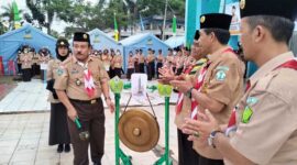 Pukul Gong, Ketua Majelis Pembina Saka Bhakti Husada Tanjung Jabung Barat H Zaharudin, S. KM membuka secara langsung Perticab SBH 2022, Jum'at (11/11/22) FOTO : Ist