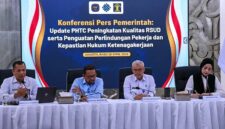 PENGUATAN PERLINDUNGAN PEKERJA: (Dari kiri ke kanan) Direktur Jenderal Peraturan Perundang-undangan Kementerian Hukum Dhahana Putra, Kepala Badan Komunikasi Pemerintah (Bakom) RI Muhammad Qodari, dan Sekretaris Jenderal Kementerian Ketenagakerjaan Cris Kuntadi memberikan keterangan dalam konferensi pers di Jakarta, Rabu (29/4/2026). (FOTO : Dok. Biro Humas Kemenaker)