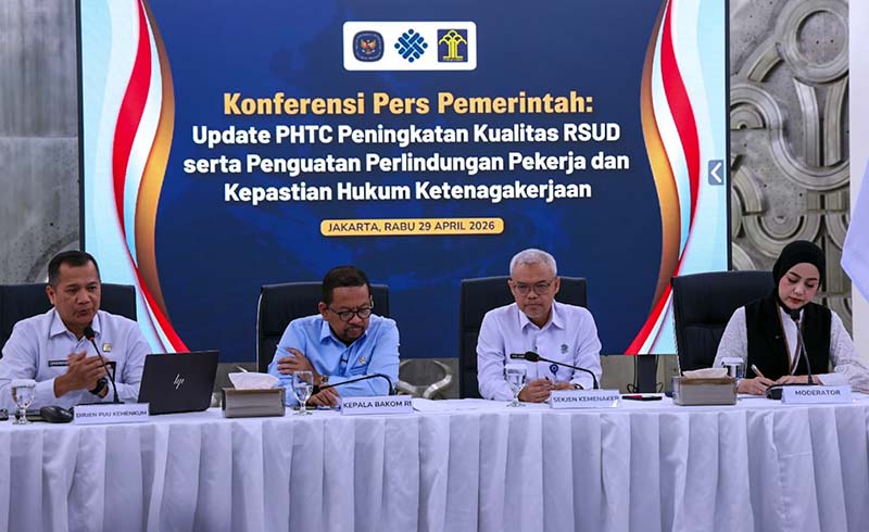 PENGUATAN PERLINDUNGAN PEKERJA: (Dari kiri ke kanan) Direktur Jenderal Peraturan Perundang-undangan Kementerian Hukum Dhahana Putra, Kepala Badan Komunikasi Pemerintah (Bakom) RI Muhammad Qodari, dan Sekretaris Jenderal Kementerian Ketenagakerjaan Cris Kuntadi memberikan keterangan dalam konferensi pers di Jakarta, Rabu (29/4/2026). (FOTO : Dok. Biro Humas Kemenaker)