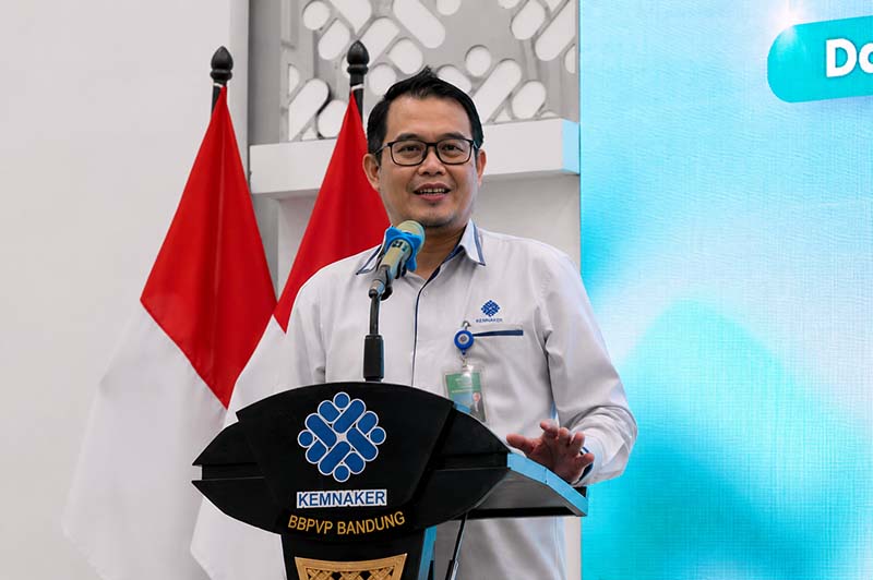 Direktur Jenderal Pembinaan Pelatihan Vokasi dan Produktivitas (Binalavotas) Kemnaker, Darmawansyah, memberikan keterangan pers terkait pembukaan pendaftaran Program Pemagangan Jepang dan Pelatihan Kaigo di platform Skillhub Kemnaker. (FOTO : Dok. Kemnaker)