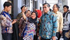 DORONG TALENTA MUDA: Menteri Ketenagakerjaan Yassierli berinteraksi dengan peserta di Talent & Innovation Hub Activation Series di BPVP Bandung Barat, Jawa Barat, Minggu (10/5/2026). Menaker mendorong generasi muda menjadi inovator dan pencipta lapangan kerja di era AI.  (FOTO : Dok. Biro Humas Kemenaker)