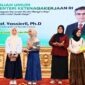Menteri Ketenagakerjaan RI, Prof. Yassierli, Ph.D, berdialog dengan sejumlah mahasiswi saat memberikan Kuliah Umum bertajuk "Kesiapan Generasi Muda Menghadapi Transformasi Dunia Kerja" di Universitas Baiturrahmah, Padang, Sumatra Barat, Jumat (25/9/2026). (FOTO : Dok. Biro Humas Kemnaker)