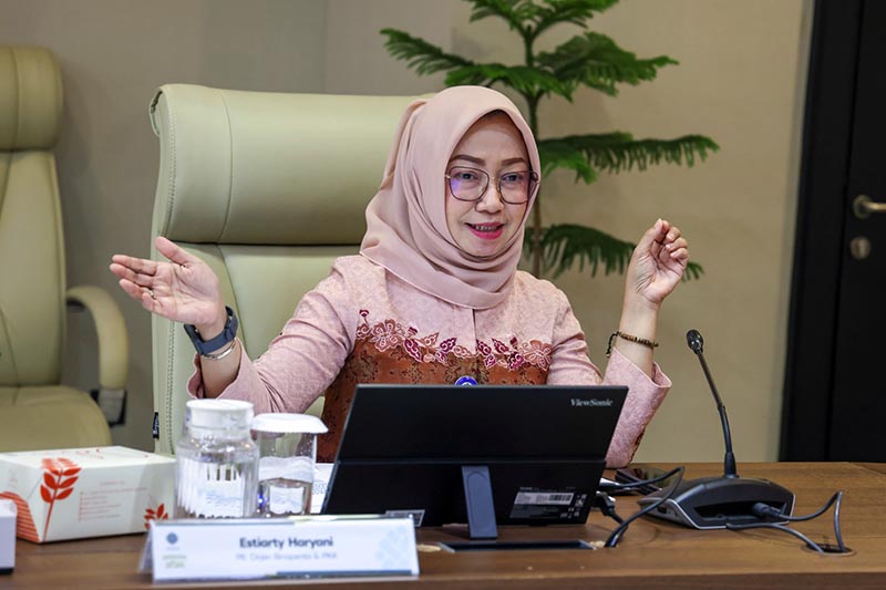 Plt. Direktur Jenderal Pembinaan Penempatan Tenaga Kerja dan Perluasan Kesempatan Kerja (Binapenta dan PKK) Kemnaker, Estiarty Haryani, memberikan keterangan pers terkait pembukaan pendaftaran Bantuan Tenaga Kerja Mandiri (TKM) Pemula Tahun 2026 di Jakarta. (Foto: Humas Kemnaker)