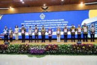 Perwakilan pimpinan kementerian dan lembaga negara berfoto bersama usai menerima Laporan Hasil Pemeriksaan (LHP) atas Laporan Keuangan Kementerian/Lembaga (LKKL) serta Laporan Pinjaman Hibah Luar Negeri (PHLN) Tahun 2025 di Gedung BPK RI, Jakarta, Kamis (16/07). (Foto: Dok. Biro Humas Kemnaker)