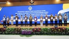Perwakilan pimpinan kementerian dan lembaga negara berfoto bersama usai menerima Laporan Hasil Pemeriksaan (LHP) atas Laporan Keuangan Kementerian/Lembaga (LKKL) serta Laporan Pinjaman Hibah Luar Negeri (PHLN) Tahun 2025 di Gedung BPK RI, Jakarta, Kamis (16/07). (Foto: Dok. Biro Humas Kemnaker)