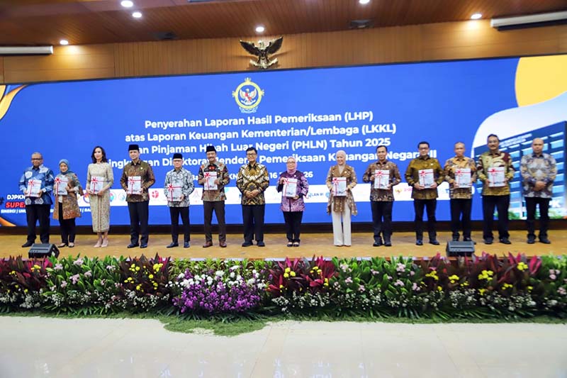 Perwakilan pimpinan kementerian dan lembaga negara berfoto bersama usai menerima Laporan Hasil Pemeriksaan (LHP) atas Laporan Keuangan Kementerian/Lembaga (LKKL) serta Laporan Pinjaman Hibah Luar Negeri (PHLN) Tahun 2025 di Gedung BPK RI, Jakarta, Kamis (16/07). (Foto: Dok. Biro Humas Kemnaker)