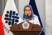 Plt. Direktur Jenderal Binapenta dan PKK Kemnaker, Estiarty Haryani, memberikan arahan dalam kegiatan penyuluhan jabatan di Jakarta, Senin (27/4). Beliau menekankan pentingnya mahasiswa Polteknaker menguasai kompetensi digital dan ekonomi hijau untuk menjawab tantangan dunia kerja masa depan. (Foto: Dok. Humas Kemnaker).