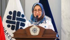 Plt. Direktur Jenderal Binapenta dan PKK Kemnaker, Estiarty Haryani, memberikan arahan dalam kegiatan penyuluhan jabatan di Jakarta, Senin (27/4). Beliau menekankan pentingnya mahasiswa Polteknaker menguasai kompetensi digital dan ekonomi hijau untuk menjawab tantangan dunia kerja masa depan. (Foto: Dok. Humas Kemnaker).