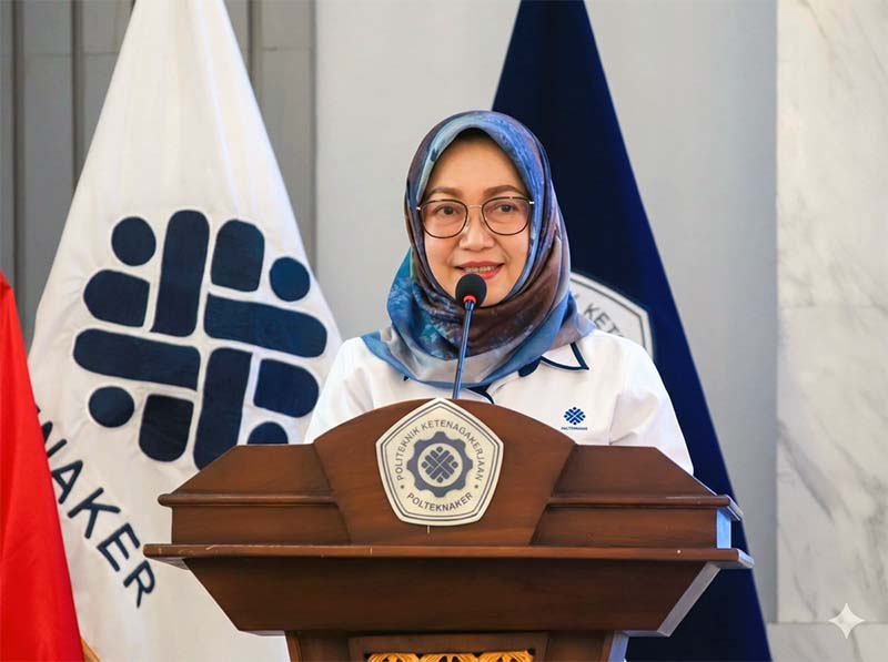 Plt. Direktur Jenderal Binapenta dan PKK Kemnaker, Estiarty Haryani, memberikan arahan dalam kegiatan penyuluhan jabatan di Jakarta, Senin (27/4). Beliau menekankan pentingnya mahasiswa Polteknaker menguasai kompetensi digital dan ekonomi hijau untuk menjawab tantangan dunia kerja masa depan. (Foto: Dok. Humas Kemnaker).